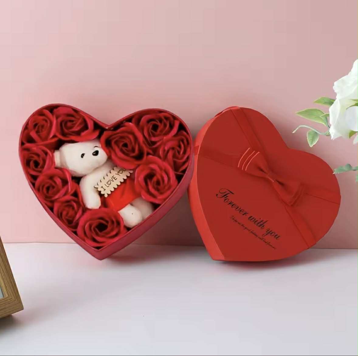 Róże z Misiem w Pudełku Serca - Czerwone