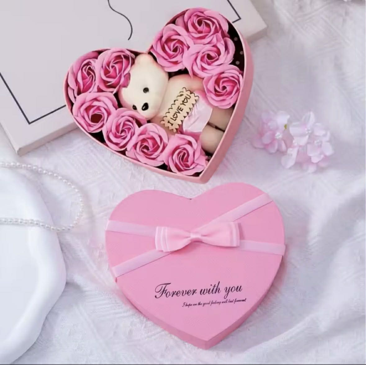 Róże z Misiem w Pudełku Serca - Różowe