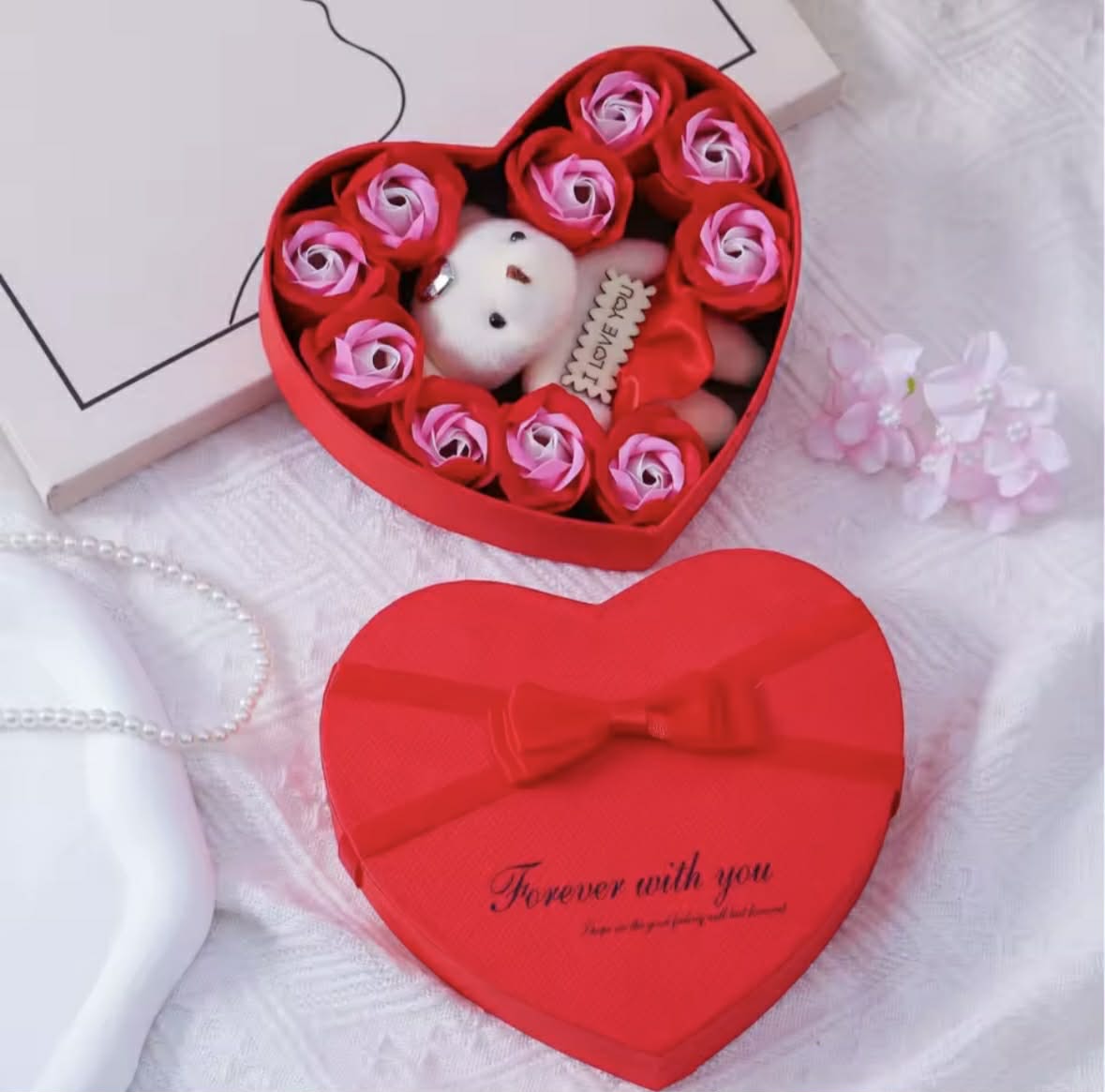 Róże z Misiem w Pudełku Serca - Czerwone Deluxe
